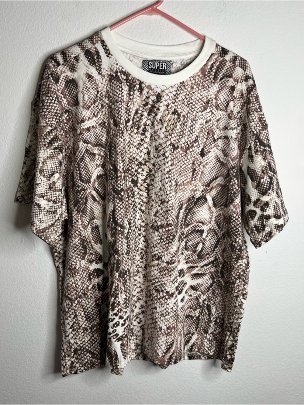 Super Massive Men’s T Shirt Snakeskin Print Size L New